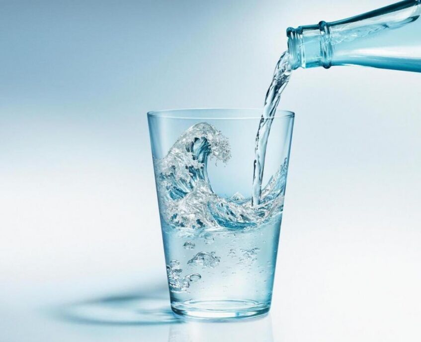 Počas pitnej diéty je potrebné piť veľa čistej vody