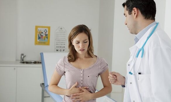 Gastroenterológ podrobne vysvetlí pacientovi s pankreatitídou, ako jesť, aby nepoškodil telo