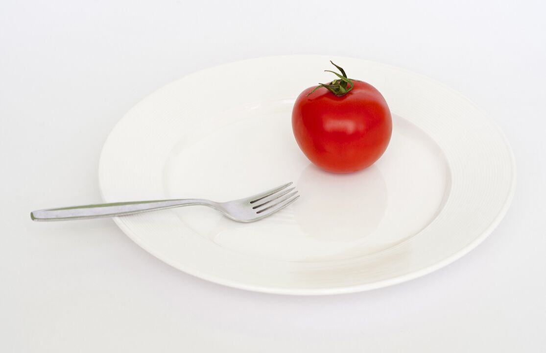 paradajka s vidličkou na tanieri